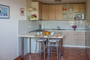 Villa | Eget kök | Kylskåp, mikrovågsugn, ugn och spishäll