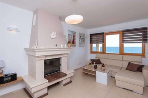 Villa, ved strandkanten | Oppholdsrom | Flatskjerm-TV, DVD-spiller og PC