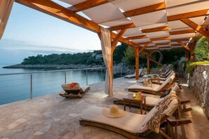 Villa, ved strandkanten | Terrasse/patio