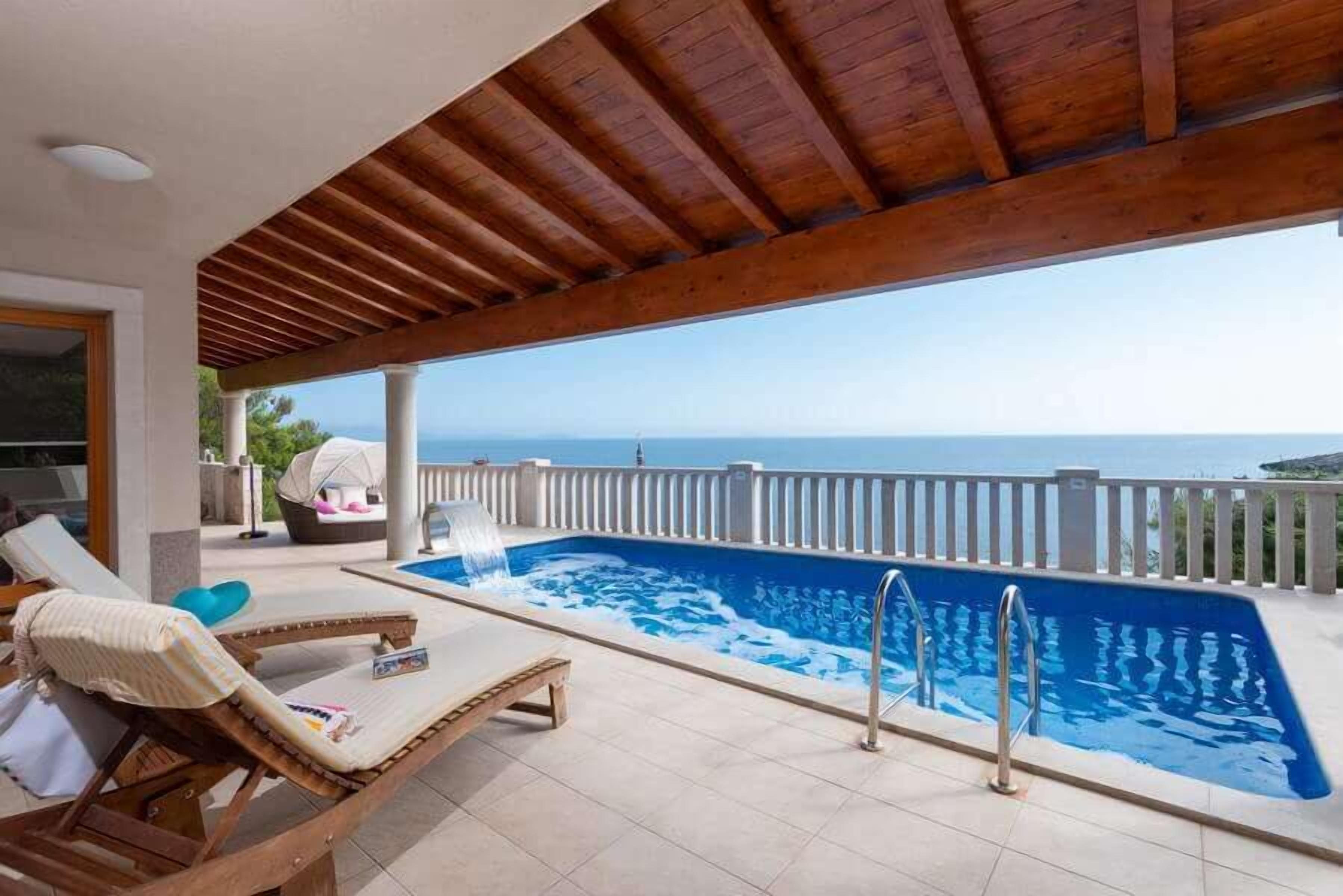 Seasonal outdoor pool, sun loungers