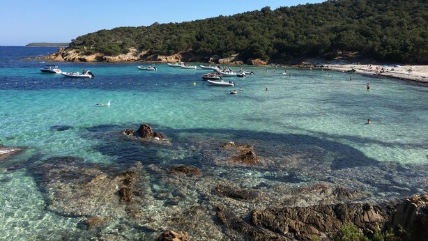 A coastal area with clear turquoise water, boats, and a rocky shoreline. - Villa Apartment T4 with 4 terraces Porto Vecch swimming pool garden quiet (Porto-Vecchio)