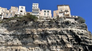 A coastal building complex with multiple levels and balconies, situated on a rocky cliff. - Villa Apartment T4 with 4 terraces Porto Vecch swimming pool garden quiet (Porto-Vecchio)
