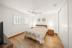 3 عدّة غرف نوم ومكواة/لوح كي وواي فاي وملاءات أسرّة