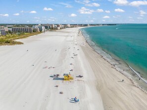 Espreguiçadeiras, toalhas de praia 