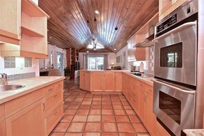 Kylskåp, mikrovågsugn, ugn och spishäll