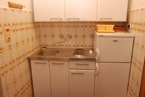 Estudio (Large) | Cocina básica privada | Frigorífico pequeño, placa de cocina y utensilios de cocina
