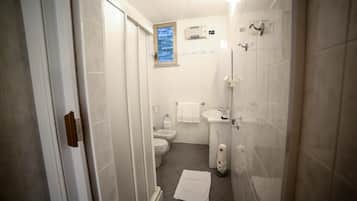 Doccia, set di cortesia gratuito, asciugacapelli, bidet