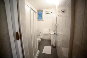 Douche, articles de toilette gratuits, sèche-cheveux, bidet
