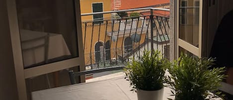 1 bedroom, individually decorated, individually furnished, desk