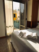 经济公寓 | 特色装修、特色家居、办公桌、免费 WiFi