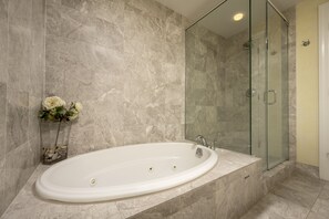 Shower, jetted bath, towels - Gateway Grand 1213 with 4BR, 3BA sleeps 10 and includes linens! (Ocean City)