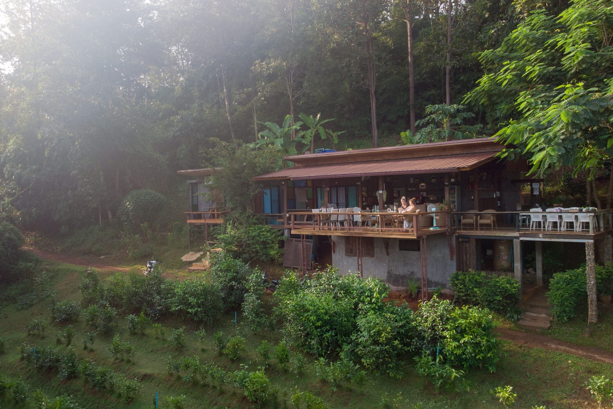 Melayani sarapan, makan siang, makan malam; sajian masakan Asia 