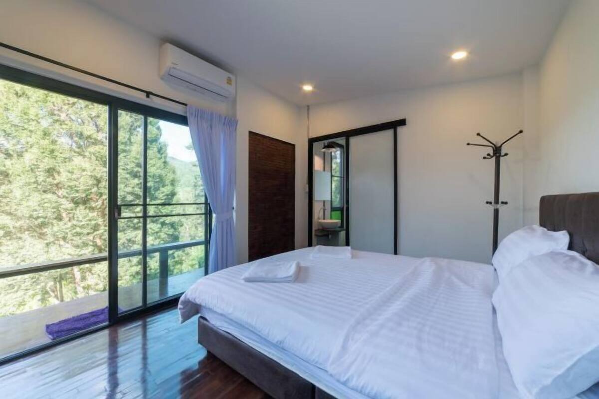 WiFi (free), bed sheets