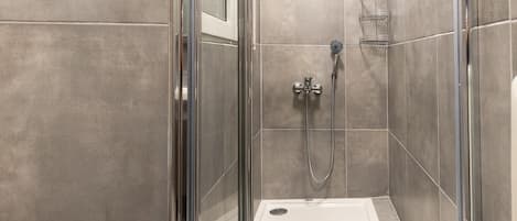 Superior Apartment | Bathroom shower