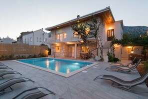 Seasonal outdoor pool, pool umbrellas, pool loungers - Villa Kosta (Orebic)