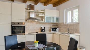 Casa, 3 habitaciones | Cocina privada | Refrigerador con congelador, microondas, horno y parrilla de estufa