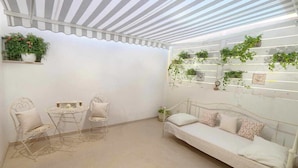 Villa, 4 chambres | Aire de séjour | Téléviseur ACL de 40 po avec télévision par câble, téléviseur