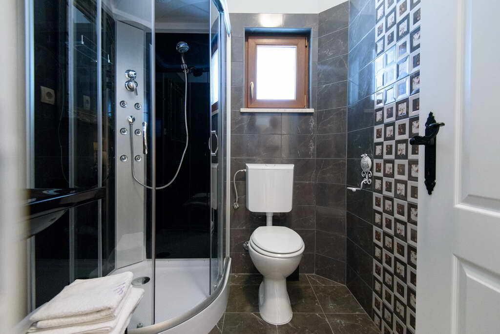 Villa, 4 habitaciones | Baño | Secadora de cabello, toallas, jabón, papel de baño 