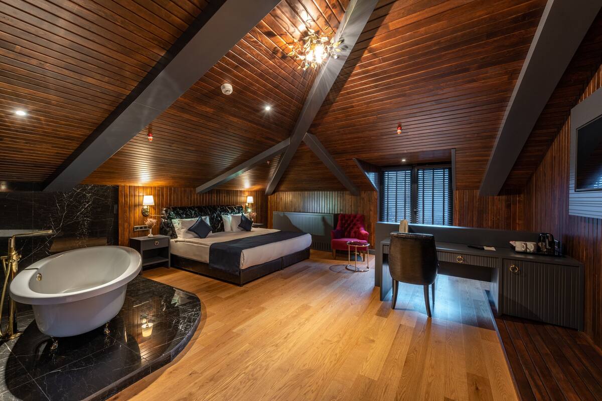Suit Room with City View | Premium bedding, minibar, in-room safe, desk