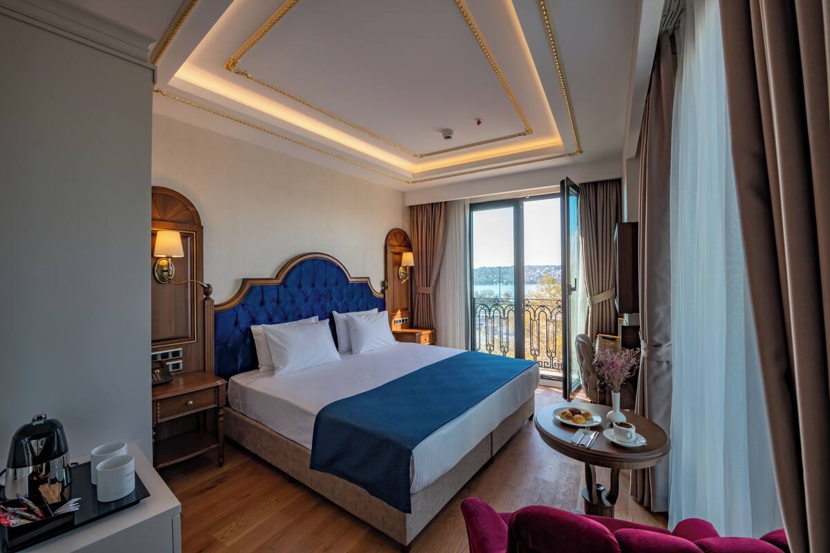 Deluxe Double Room, 1 King Bed, Sea View | Premium bedding, minibar, in-room safe, desk