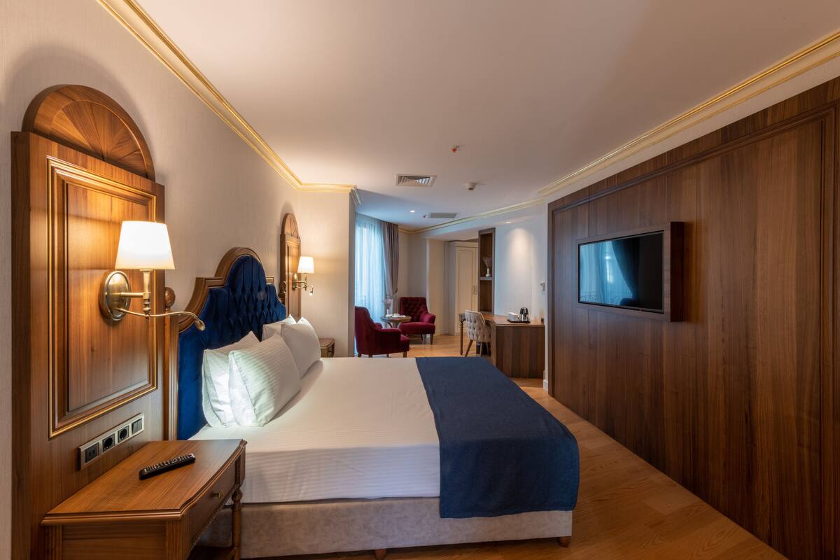 Family Room | Premium bedding, minibar, in-room safe, desk