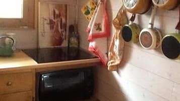 Chalet | Private kitchenette | Fridge, oven, stovetop, coffee/tea maker