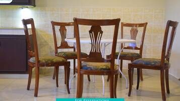 كوخ عائلي | تناول الطعام داخل الغرفة