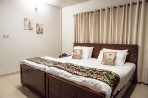 Laptop workspace, blackout curtains, iron/ironing board, free WiFi - Quality Lodges Bhurban (Bhurban)