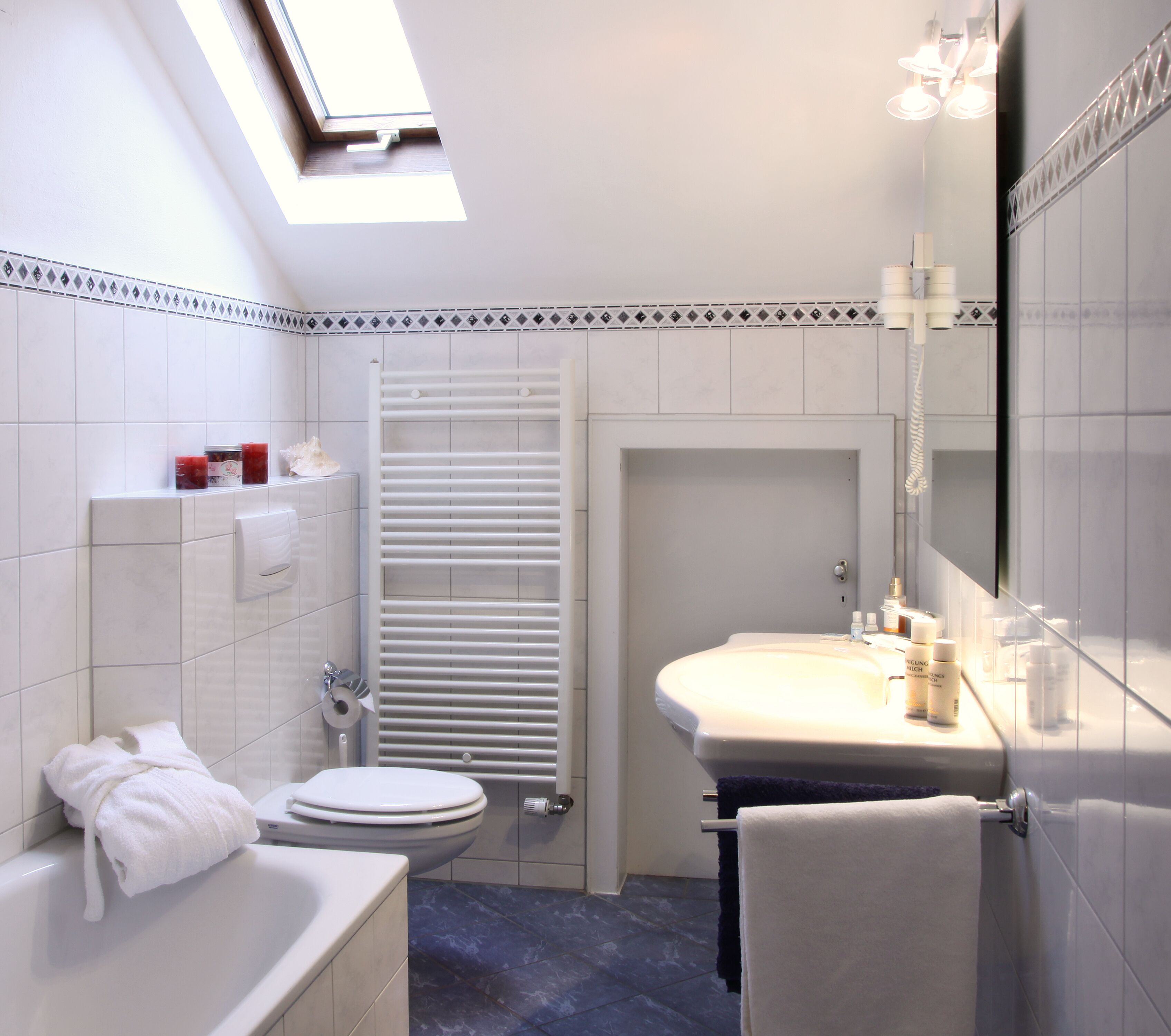 Chambre Familiale, non-fumeurs, vue colline | Salle de bain | Serviettes fournies