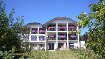 Fachada de la propiedad