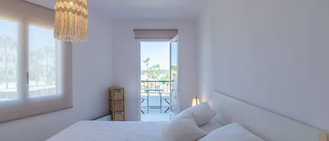 1 habitación, tabla de planchar con plancha, wifi gratis y ropa de cama