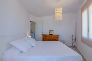 1 habitación, tabla de planchar con plancha, wifi gratis y ropa de cama 