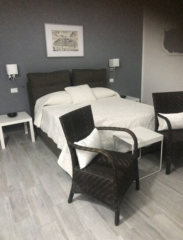 2 عدّة غرف نوم ومكواة/لوح كي وواي فاي وملاءات أسرّة