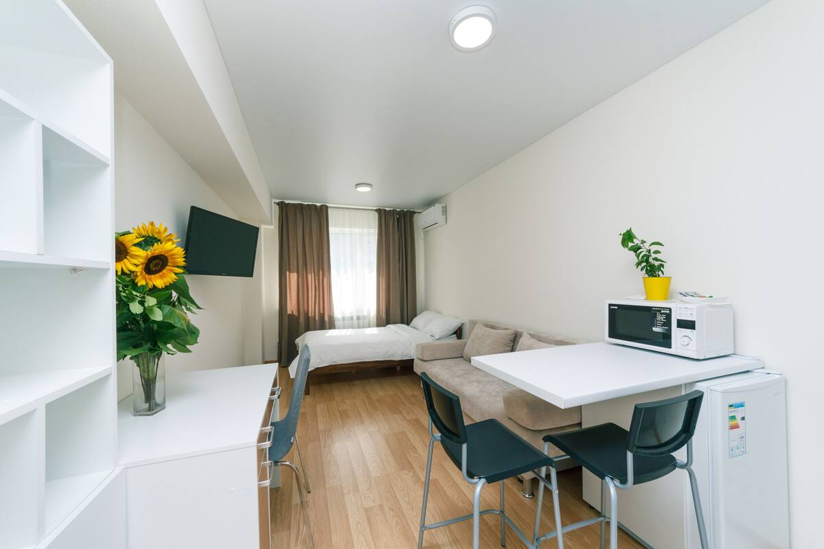 Comfort Apartment | Premium bedding, down comforters, desk, laptop workspace