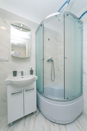 Family Apartment | Bathroom | Shower, hair dryer, slippers, towels - Inn Kiev (Kyiv)