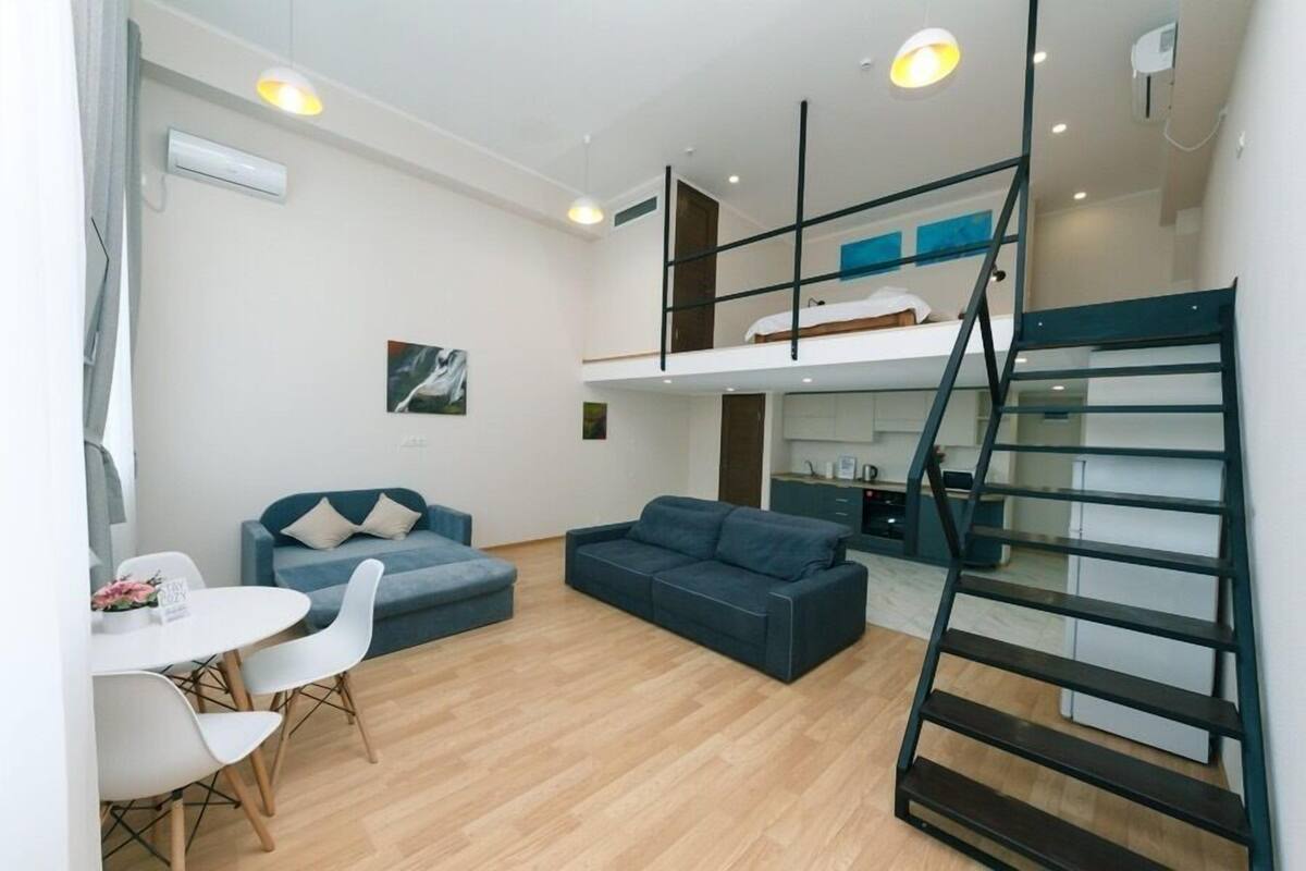 Grand Apartment | Premium bedding, down comforters, desk, laptop workspace