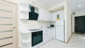 Departamento Deluxe | Cocina privada | Refrigerador con congelador, microondas, horno y parrilla de estufa