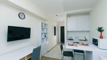 Habitación básica | Cocineta privada | Refrigerador con congelador, microondas, horno y parrilla de estufa