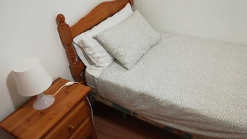 Habitación individual económica, baño compartido | Mobiliario individual, escritorio, espacio para trabajar con un portátil