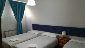 Kolmen hengen economy-huone, jaettu kylpyhuone | Yksilöllisesti kalustettu, työpöytä