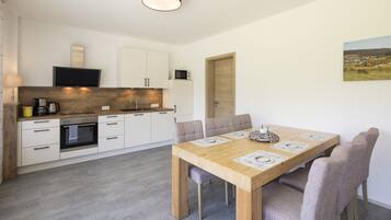 Apartemen, 2 kamar tidur | Makan di kamar