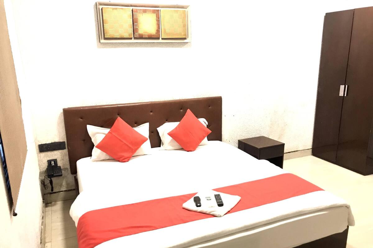 Hypo-allergenic bedding, in-room safe, free WiFi, wheelchair access