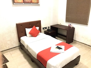 Deluxe Single Room | Hypo-allergenic bedding, in-room safe, free WiFi, wheelchair access