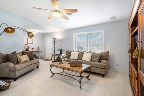 Smart TV, libros y oficina 