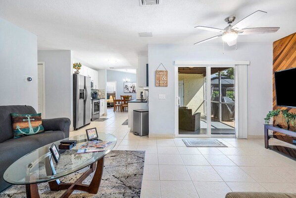 Smart TV, libros y oficina 