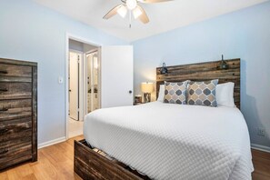 4 habitaciones, escritorio y tabla de planchar con plancha 