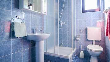 Apartment, 1 Schlafzimmer (1) | Badezimmer | Dusche, kostenlose Toilettenartikel, Haartrockner, Handtücher