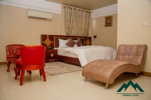 Down duvets, in-room safe, individually decorated - Ange Hill Hotel (Accra)
