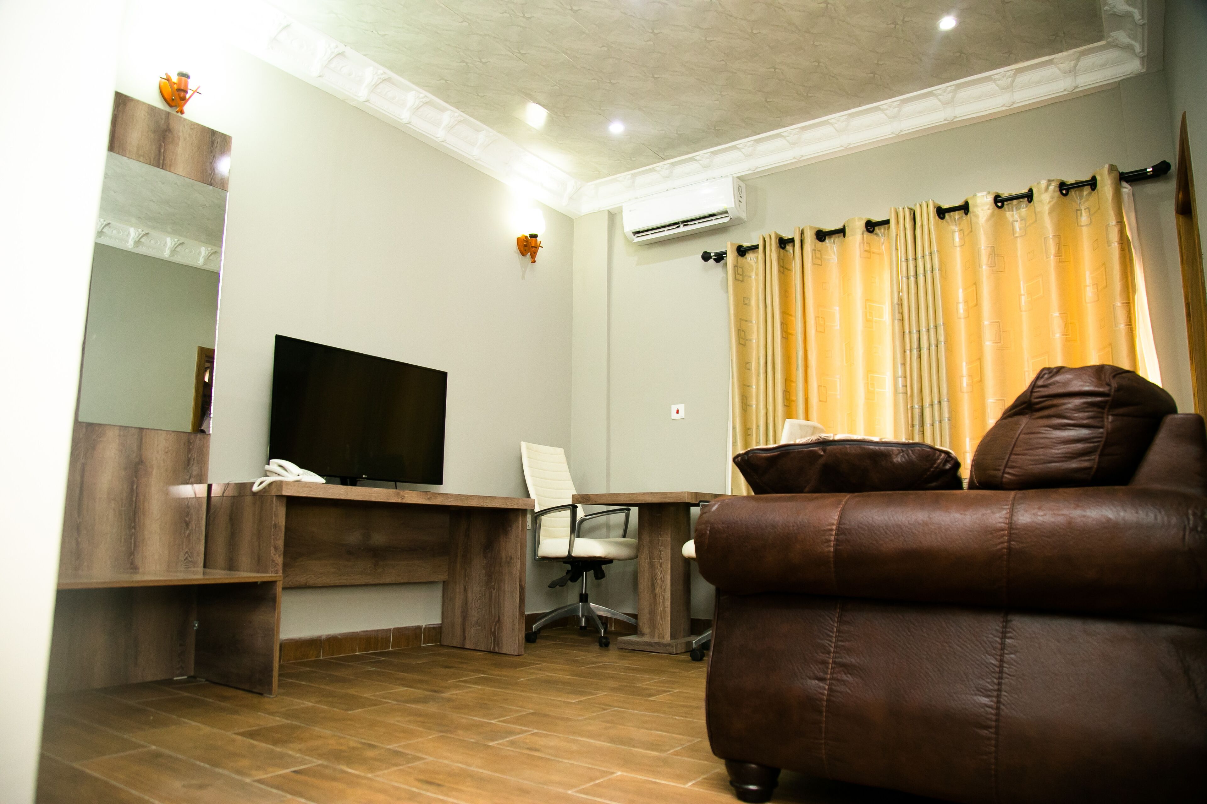 Kamar Single Eksekutif | Area keluarga | Televisi 40-inci dengan saluran TV digital