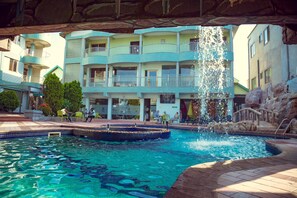 Front of property – evening/night - Ange Hill Hotel (Accra)